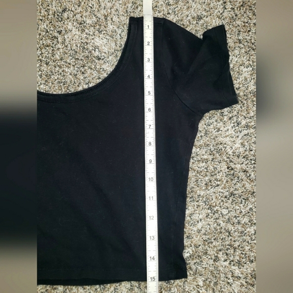 Miami Style | Fitted Crop Top with U-Neckline - Picture 4 of 5